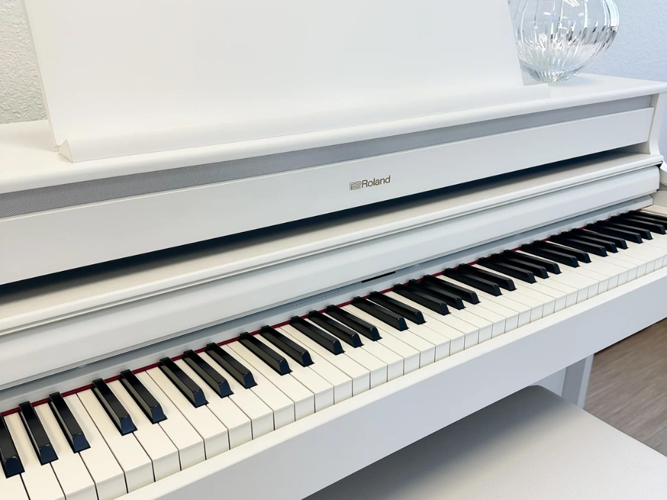 ROLAND HP-704 WH - Ảnh thực tế 8